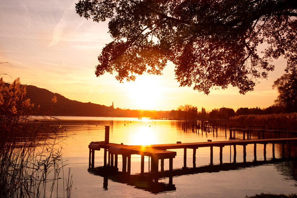 image lac annecy avec un couché de soleil